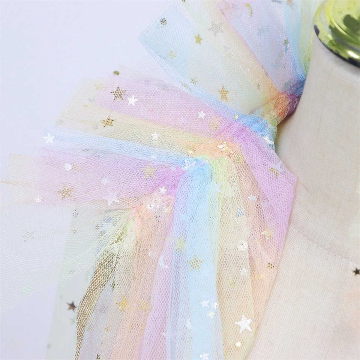 Joya Kids® Verkleedcape met Accessoires Regenboog kleuren | Prinsessencape | Cape Set | Unicorn | Meisje Verkleedset | Carnvalskleding Meisjes | Met Kroon, Staf, Handschoenen en Sieradenset — afbeelding 7