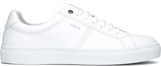 Witte leren sneaker met veters, VNLR-merknaam aan de zijkant en een strak minimalistisch design.