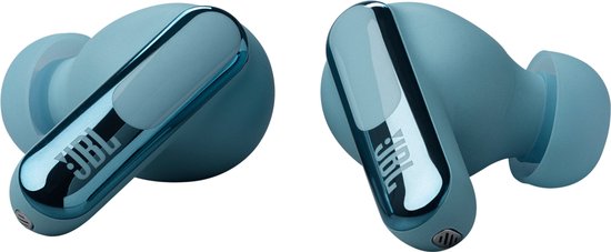 Paar blauwe JBL Live Beam 3 oordopjes met zilverkleurige accenten.