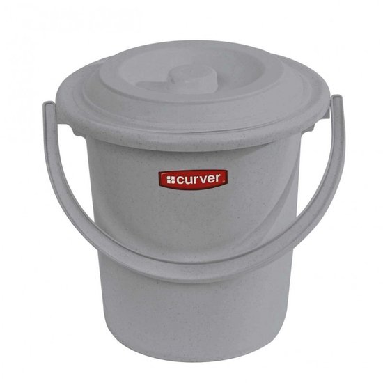 Lichtgrijze curver emmer met deksel, handvat en logo.