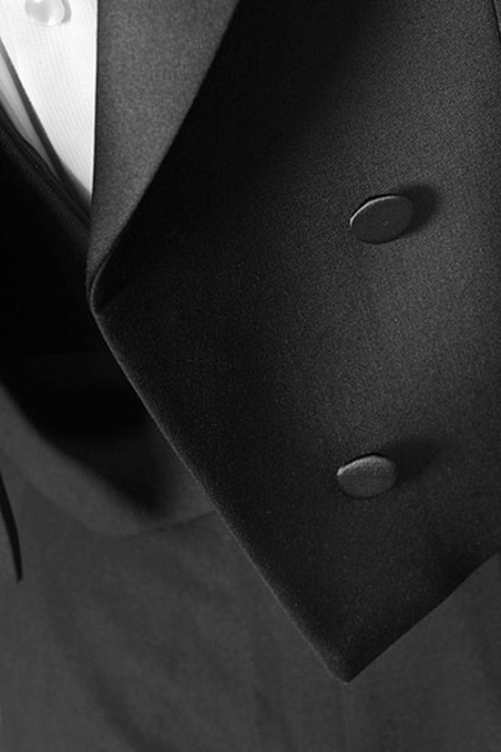 Detail van de revers van een zwart rokkostuum met twee knopen.