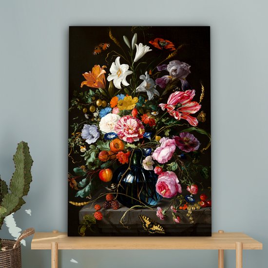 Une peinture d'une nature morte florale dans un vase bleu foncé, posée sur un meuble en bois.