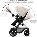 Kinderwagen in crème met aanpasbare duwbeugel en zitting.