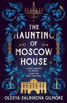 Boekomslag: "The Haunting of Moscow House" door Olesya Salnikova Gilmore, met een donkerblauwe achtergrond, blauwe en gouden ornamenten en de titel in grote letters.