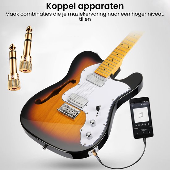 Een elektrische gitaar en smartphone verbonden met gouden audio jack adapters.