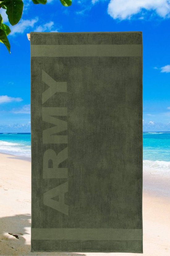 Groen "ARMY" strandlaken op strand met oceaan op achtergrond