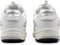 Achterkant van witte "DUTCH'D" sneakers met zilveren details.