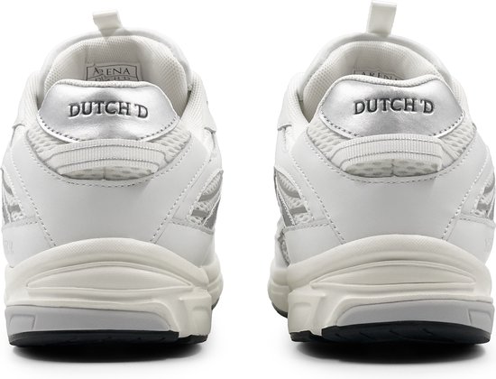 Achterkant van witte "DUTCH'D" sneakers met zilveren details.