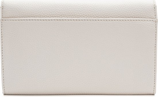 Achterkant van de crèmekleurige lederen clutch met stiksels.