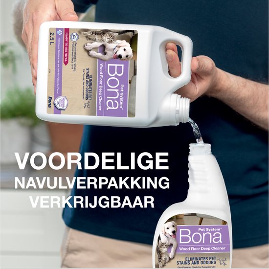 Bona Hout Vloer Intensiefreiniger navulverpakking van 2.5L wordt in een spuitfles gegoten. Tekst: "Voordelige navulverpakking verkrijgbaar".