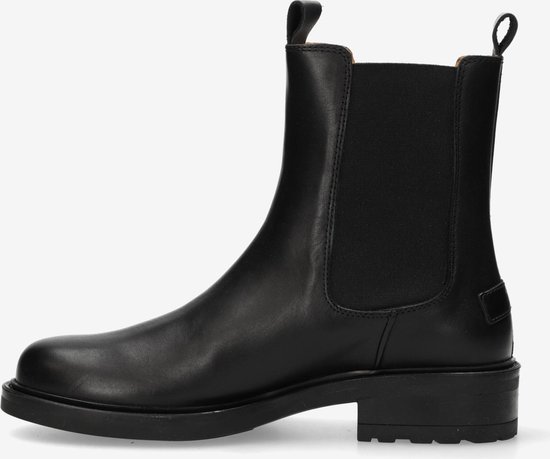 Zwarte leren Chelsea boot met elastische zijkanten en lus aan de achterkant, op witte achtergrond.