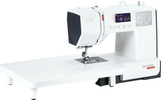 Witte Bernette b38 naaimachine met verlengtafel.