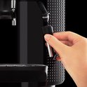 Hand sluit accessoire aan op stoompijpje van zwarte espressomachine.