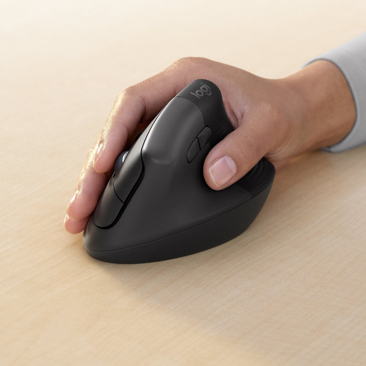 Logitech Lift Vertical Ergonomische Muis - Voor Business - Draadloos & Bluetooth - Logi Bolt - Silent Click - 4000 DPI - Grafiet (Zwart) thumbnail 4