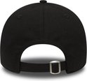 Arrière d'une casquette New Era noire avec sangle réglable.