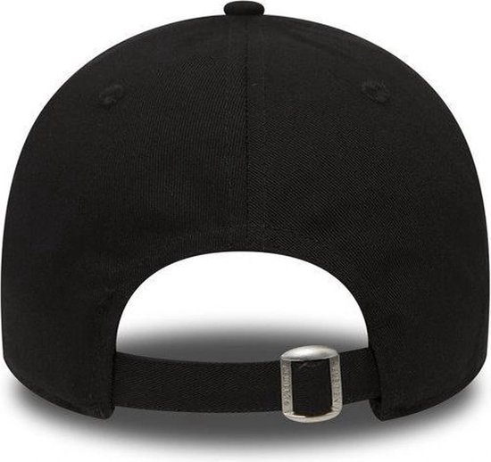 Arrière d'une casquette New Era noire avec sangle réglable.