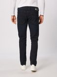 Een man draagt een donkerblauwe slim fit jeans, van achteren gezien.