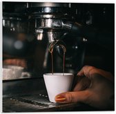 Forex - Espresso Kopje onder Koffiezetapparaat - 50x50cm Foto op Forex
