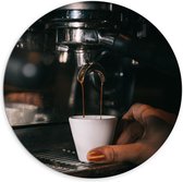 Dibond Wandcirkel - Espresso Kopje onder Koffiezetapparaat - 100x100cm Foto op Aluminium Wandcirkel (met ophangsysteem)