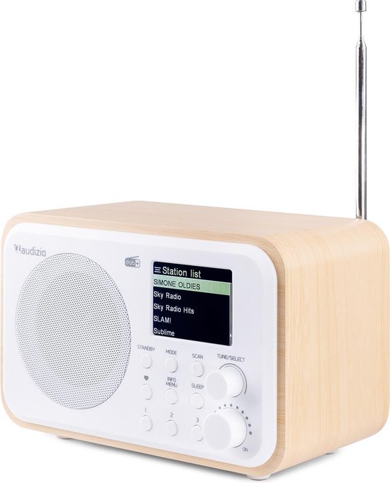 Witte retro radio met houten zijkanten, antenne omhoog, toont 'Station list'.