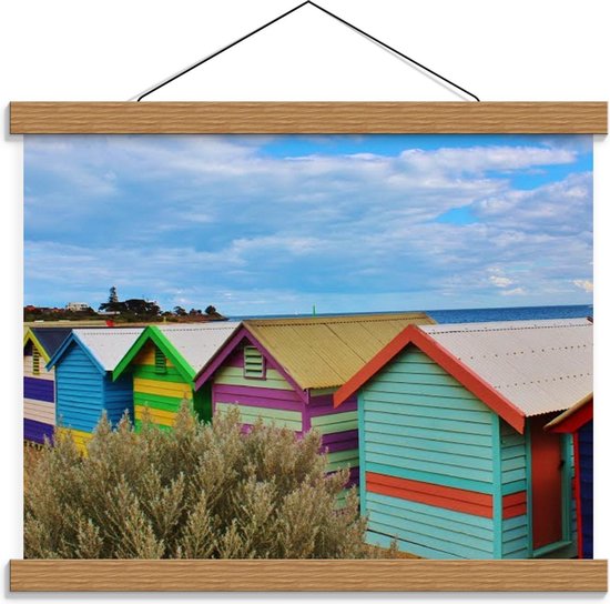 Schoolplaat – Leuke Kleurrijke Huisjes op het Strand  - 40x30cm Foto op Textielposter (Wanddecoratie op Schoolplaat)