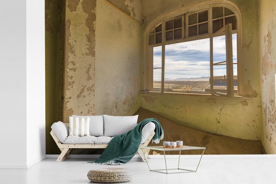 - Uitzicht via het raam de zandduinen van Kolmanskop breedte... | bol.com