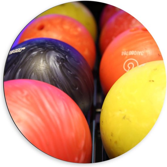 Dibond Wandcirkel - Bowlingballen met Paarse Achtergrond - 60x60cm Foto op Aluminium Wandcirkel (met ophangsysteem)
