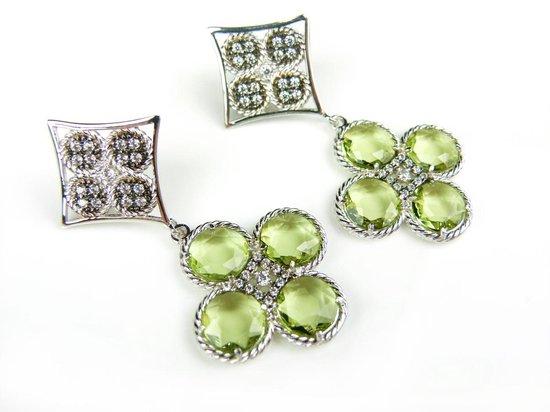 Zilveren oorringen oorbellen Model Sugary Sweetness gezet met groene stenen