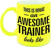 This is what an awesome trainer looks like tekst cadeau mok / beker - neon geel - 330 ml - Trainer / coach kado