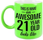 Awesome 21 year cadeau mok / beker neon groen 330 ml