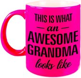 Awesome grandma / oma neon roze cadeau mok / beker 330 ml