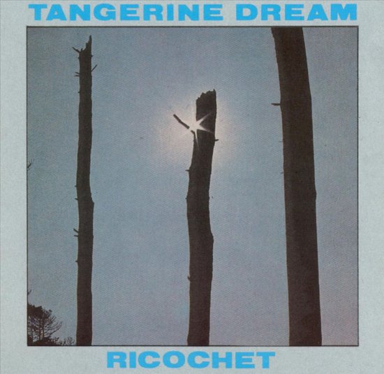 TANGERINE DREAM RICOCHET albumcover met drie dode bomen tegen een blauwe lucht, de zon schijnt door de middelste boom.