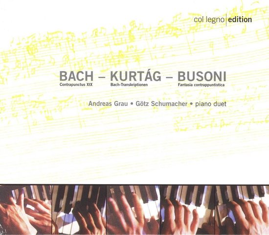 CD-hoes met bladmuziek op de achtergrond. Titel: Bach – Kurtág – Busoni. Piano duet door Andreas Grau & Götz Schumacher.