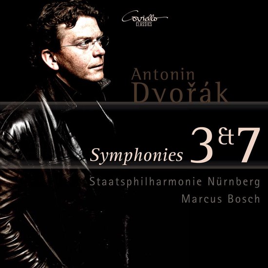 Portret van een man met bril, in de schaduw. Antonin Dvořák: Symfonieën 3 & 7. Staatsphilharmonie Nürnberg, Marcus Bosch.