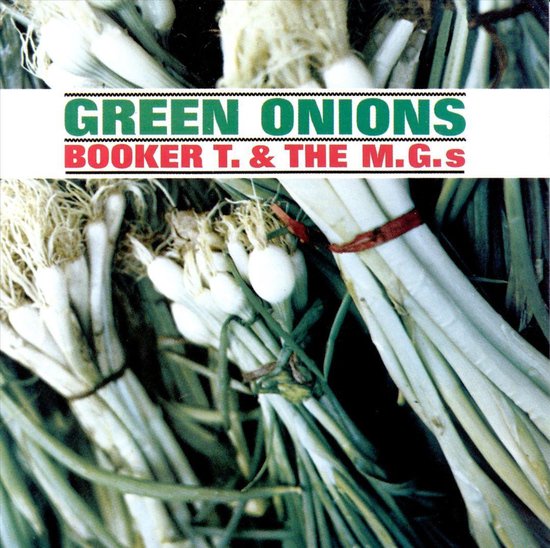 Boek "GREEN ONIONS" van BOOKER T. & THE M.G.'S met close-up van bundels groene uien.