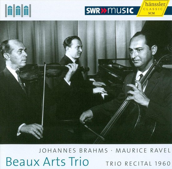 Drie mannen in pakken spelen muziek. Een man speelt viool, een ander cello, en de derde piano. Trio Recital 1960.