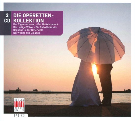 Bruidspaar met paraplu bij zonsondergang aan zee. Titel: DIE OPERETTEN-KOLLEKTION.