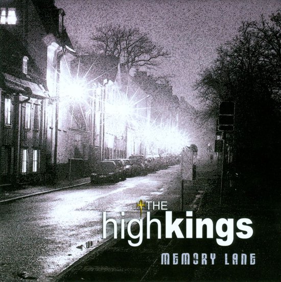 Albumhoes met tekst 'THE highkings MEMORY LANE'. Een straat met lantaarns en auto's bij nacht.