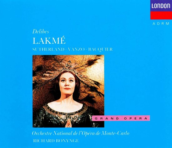 Dame Joan Sutherland in een weelderig kostuum met een opvallende hoofdtooi met veren als Lakmé in "Grand Opera".