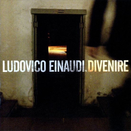 Pochette d'album avec le texte 'LUDOVICO EINAUDI. DIVENIRE' sur une ouverture de porte sombre avec vue sur un coucher de soleil.