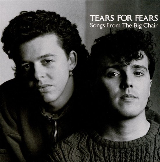 Twee mannen, Roland Orzabal en Curt Smith van Tears for Fears, kijken ernstig in de camera.