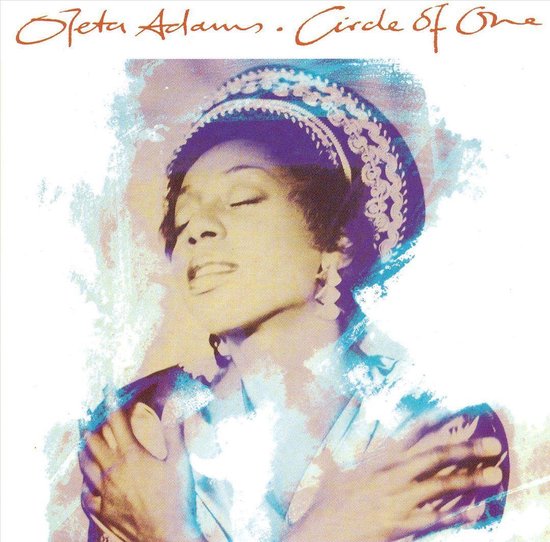 Oleta Adams op de albumhoes 'Circle of One'. Ze draagt een paars en wit geweven hoed en oorbellen, met haar ogen gesloten en armen over elkaar.