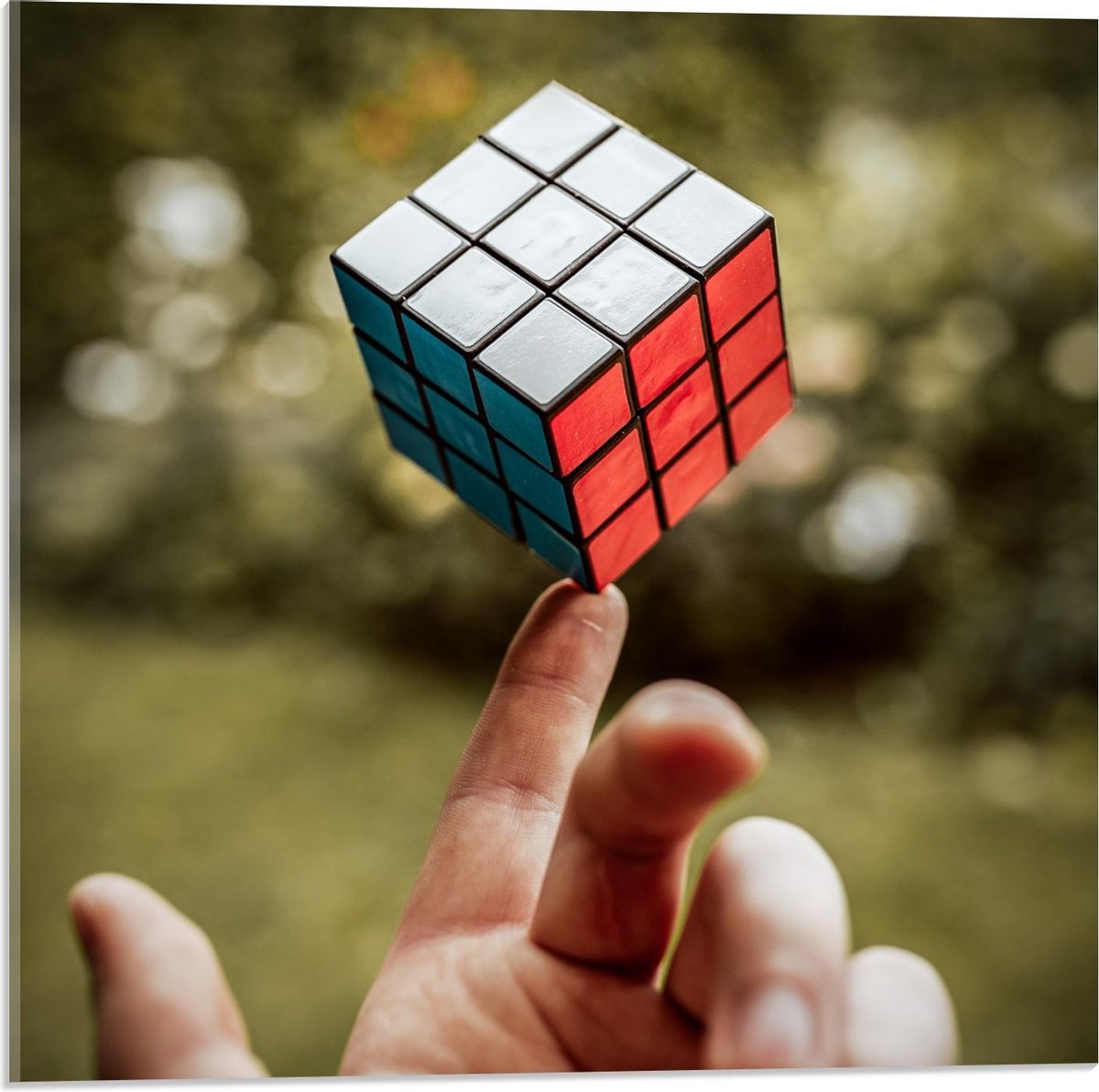 Plexiglas - Rubiks Cube op Hand - 50x50cm Foto op Plexiglas (Met Ophangsysteem)