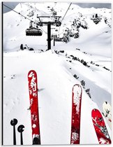 Dibond - Rode Ski's in Skilift   - 30x40cm Foto op Aluminium (Met Ophangsysteem)