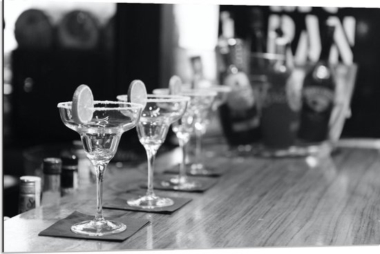 Dibond - Cocktailglazen op de Bar (zwart/wit) - 90x60cm Foto op Aluminium (Wanddecoratie van metaal)