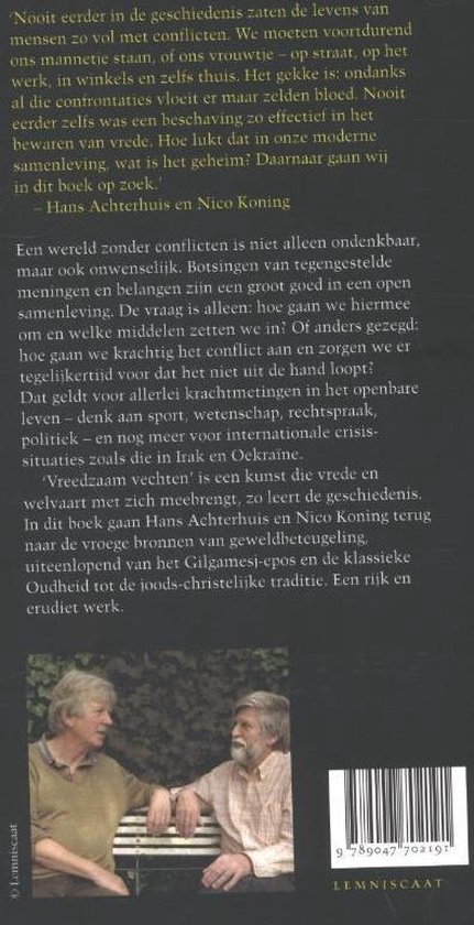 Achterkant van een boek met tekst en een foto van twee mannen, Hans Achterhuis en Nico Koning, zittend op een bankje.