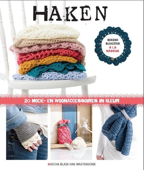 Stapel gehaakte woon- en modeaccessoires in diverse kleuren op een witte stoel. Titel: 'Haken'.