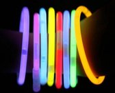 MagieQ Glow Sticks Armbandjes  100 Stuks (9 Kleuren  105 Connectors)  Feest|Halloween|Kerst|Glow Bracelets