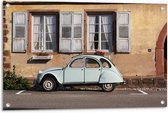 Tuinposter – Oude Blauwe Auto voor Huis  - 90x60cm Foto op Tuinposter  (wanddecoratie voor buiten en binnen)