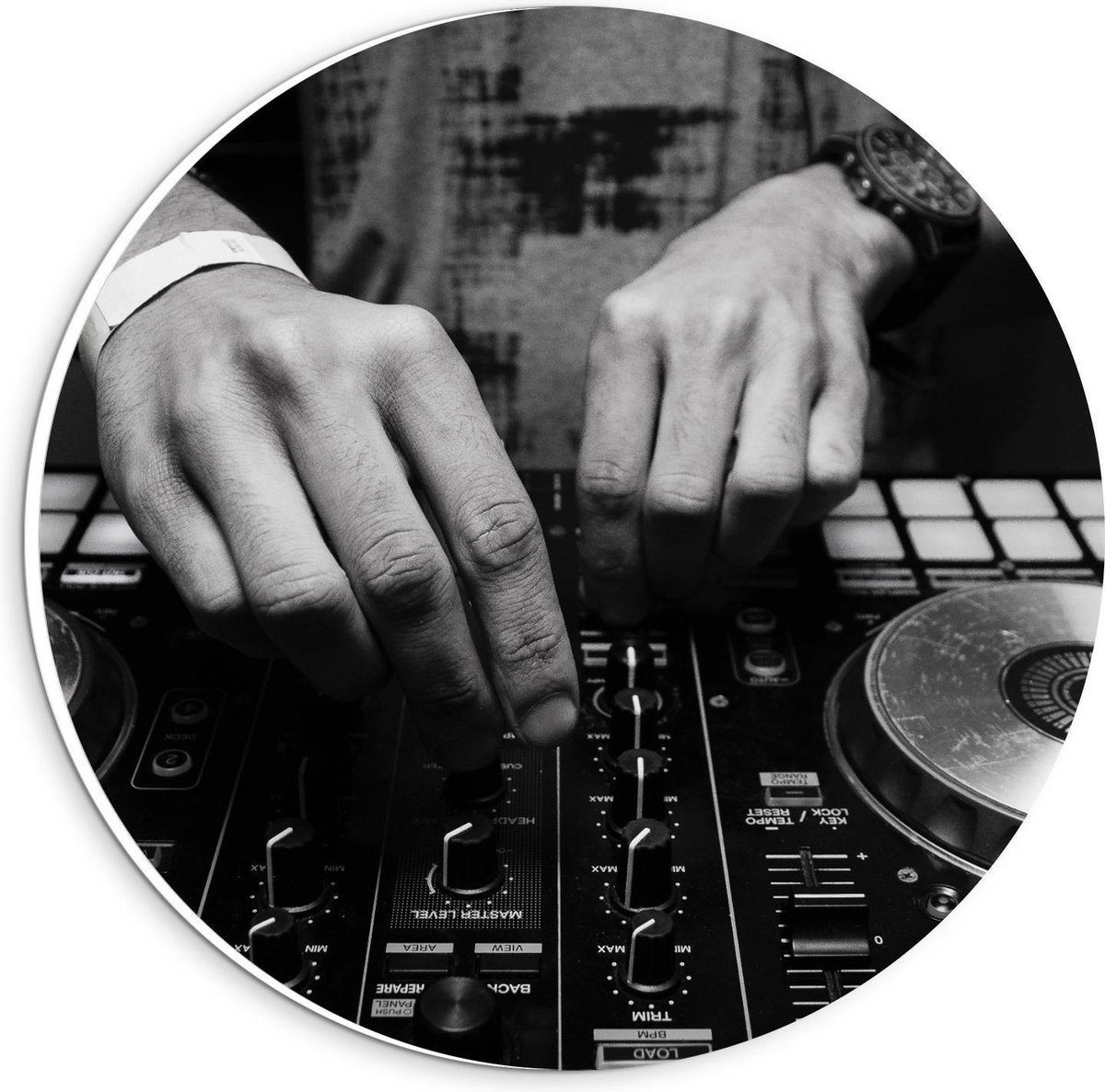 Forex Wandcirkel - Dj achter Draaitafel (zwart/wit) - 20x20cm Foto op Wandcirkel (met ophangsysteem)